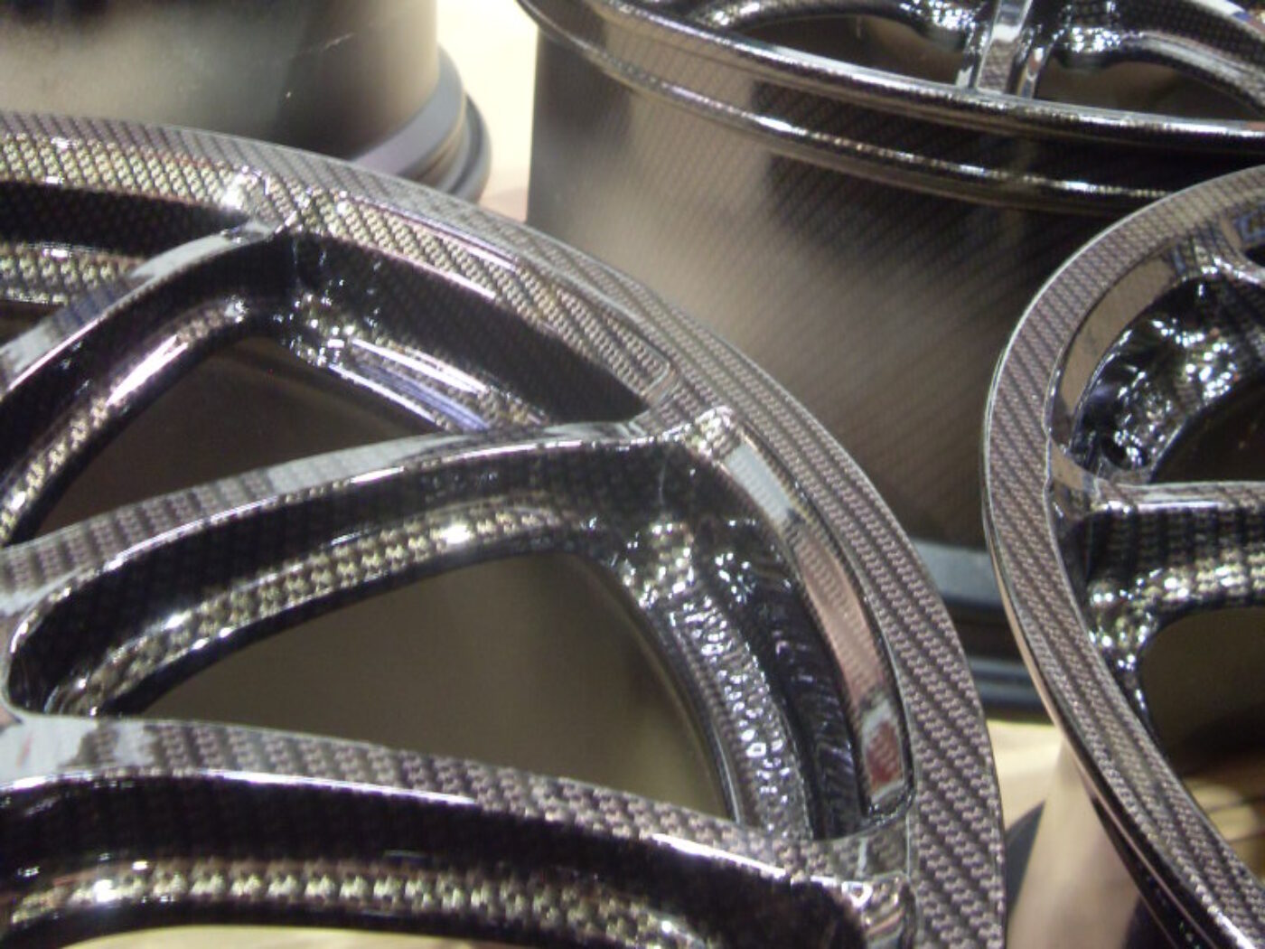 Carbon dipping – Alloy wheels set in high gloss