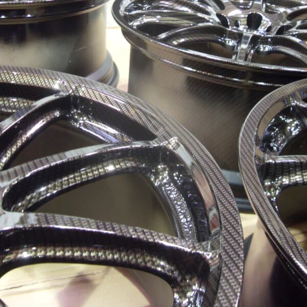 Carbon dipping – Alloy wheels set in high gloss