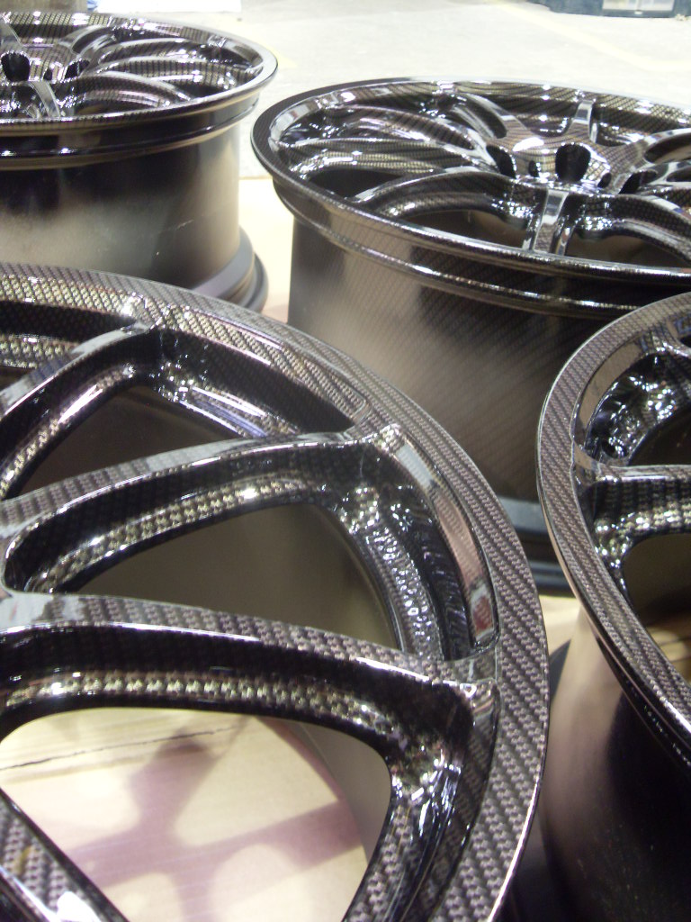 Carbon dipping – Alloy wheels set in high gloss