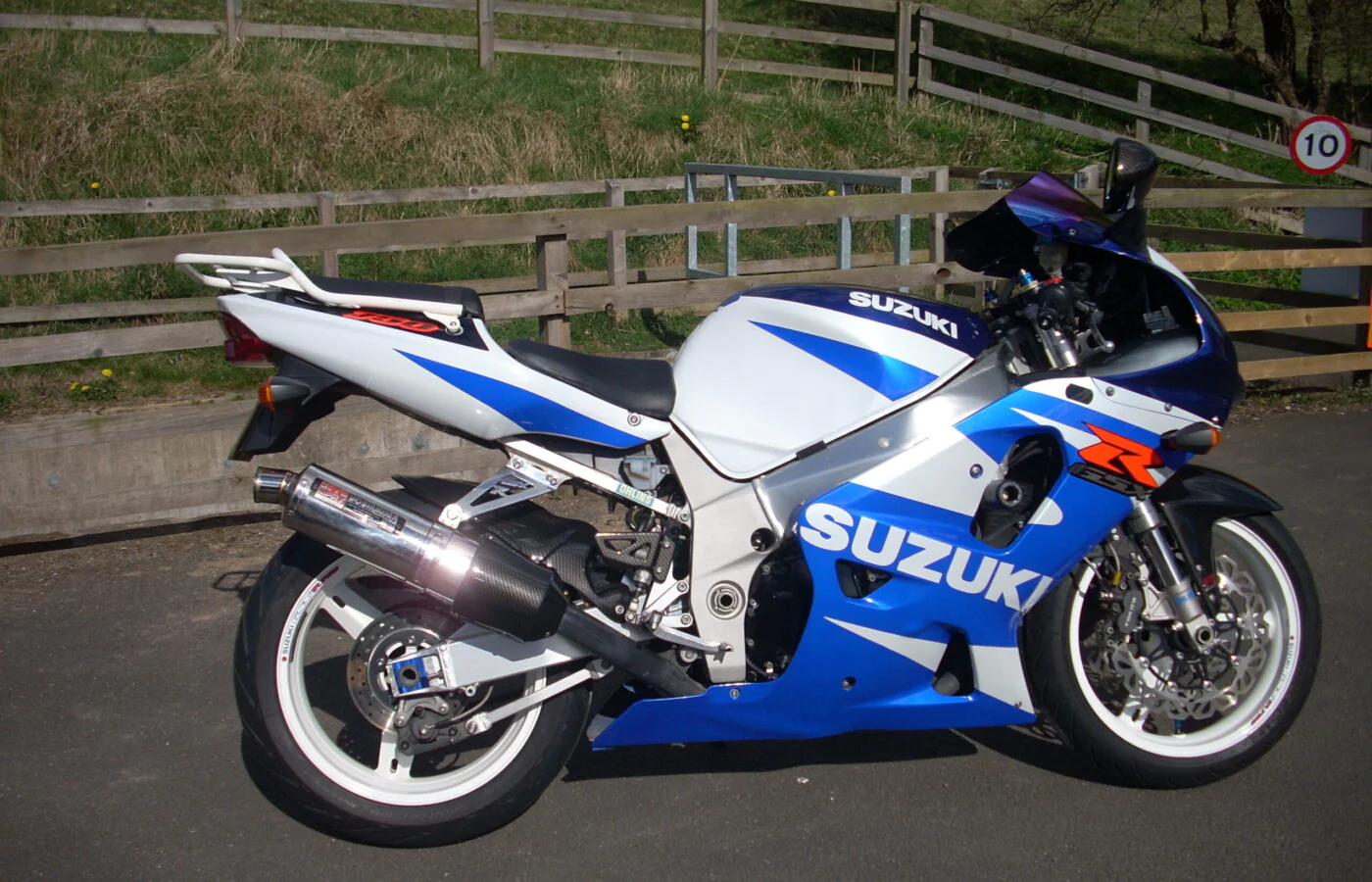 Geoff Young – carbon dipped components for Suzuki and VFR