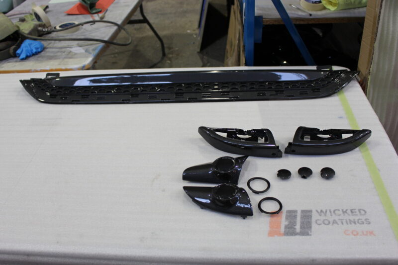 Car interior elements coated in carbon fibre