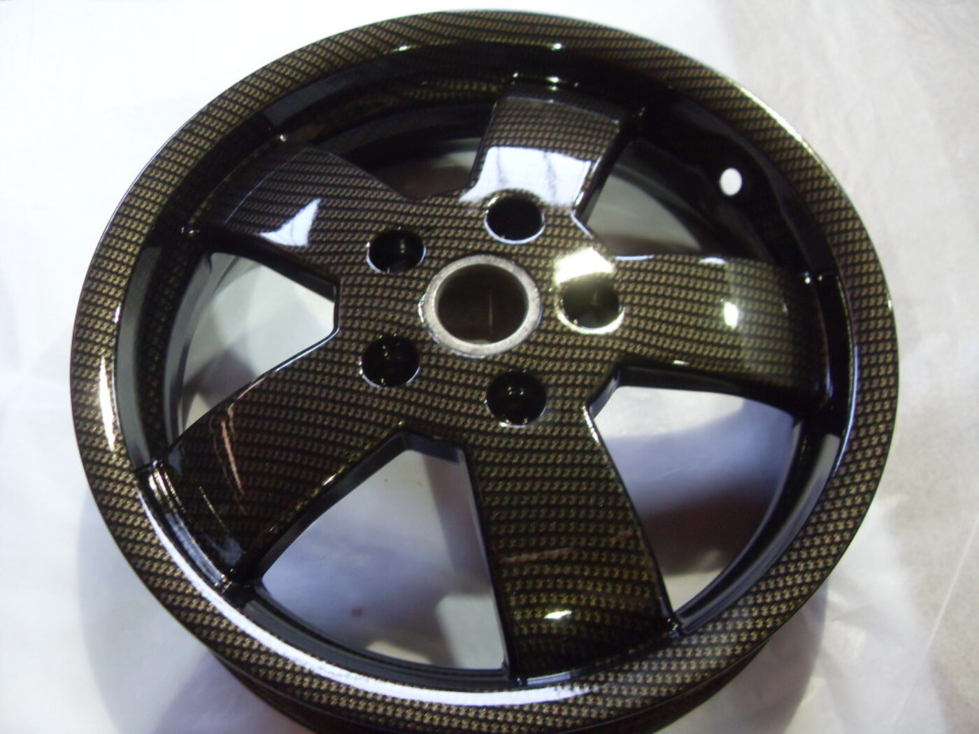 Car Alloy Wheels Coated In Carbon Fibre Painted Black