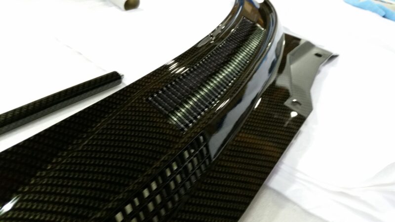 Car exterior element coated in carbon fibre
