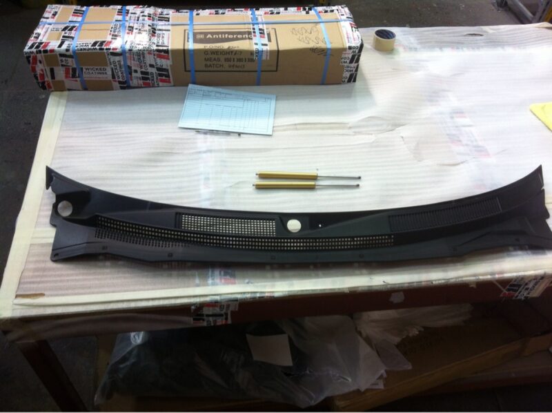 Car exterior element coated in carbon fibre
