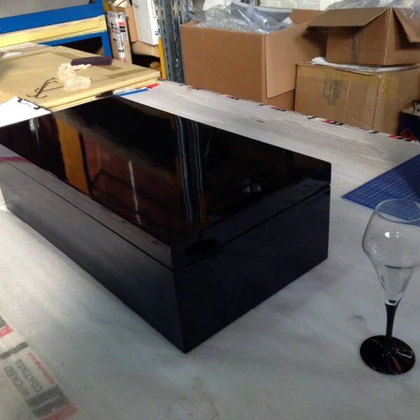 Wooden champagne box carbon coated