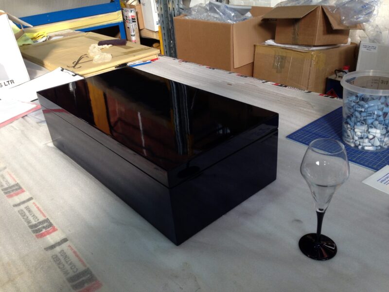 Wooden champagne box carbon coated